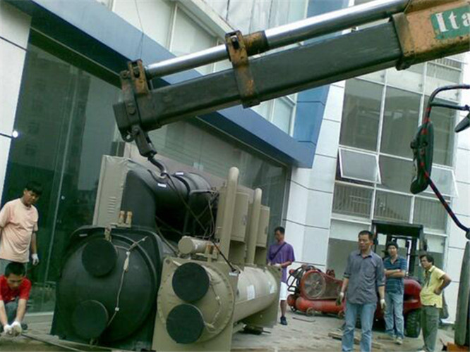 中原区随车吊和汽车吊的核心区别是什么？哪种更省钱？